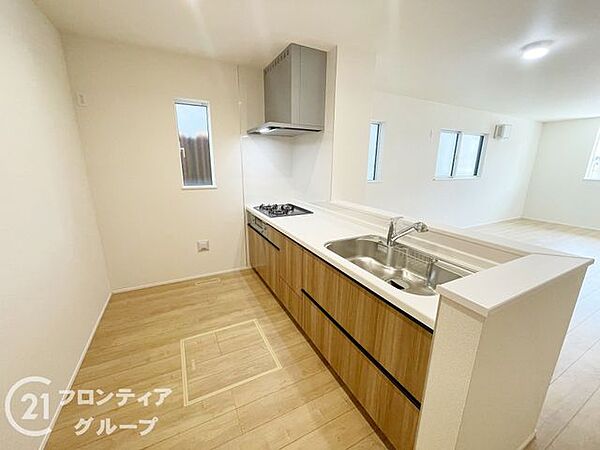 過熱防止センサー付きガスレンジを採用しており、自動で火が止まるから安心！人造大理石ワークトップやキッチンパネル、浄水器一体化水栓など、奥様に嬉しい設備！
