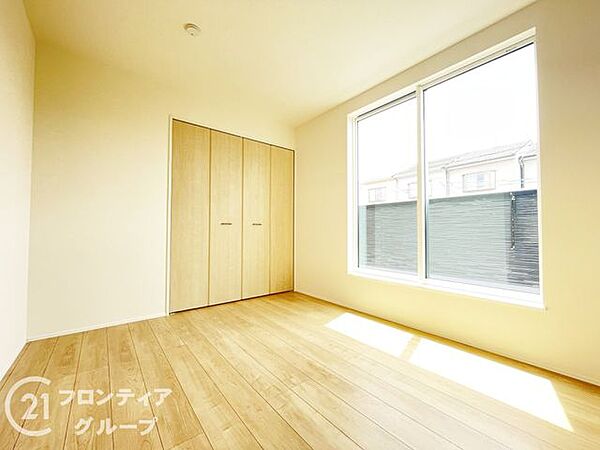 こちらのお部屋はバルコニーに面しており、日当たり、通風ともに良好です！お布団などもサッと干せて便利ですね