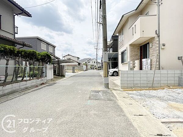 幅広い道路が確保されており、車の出入りがスムーズに行えます。周辺環境も整備されており、快適な生活をサポートします。