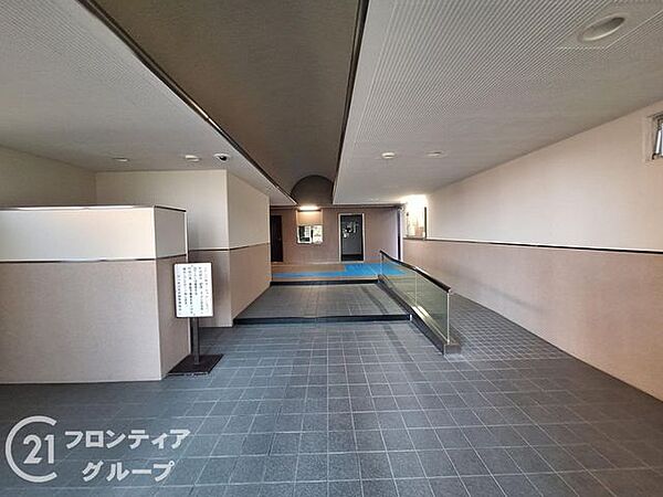 シックでモダンな雰囲気漂うロビー。ご家族やお客様をあたたかくお迎えします。車椅子やベビーカーも安心なスロープ付き