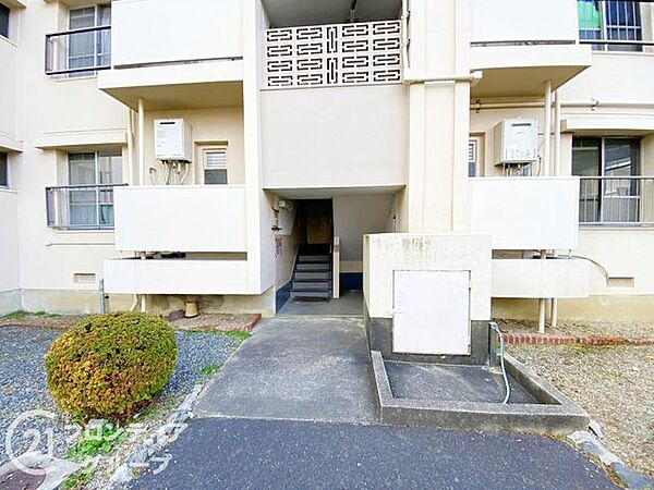 落ち着いた雰囲気のエントランスは、訪れる人に心安らぐ空間を提供し、温かく迎えてくれます！
