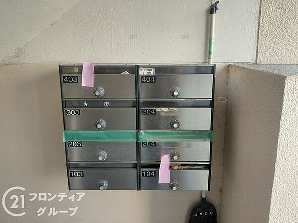 必要最低限の設備が整ったロビーで、実用性を重視した空間です