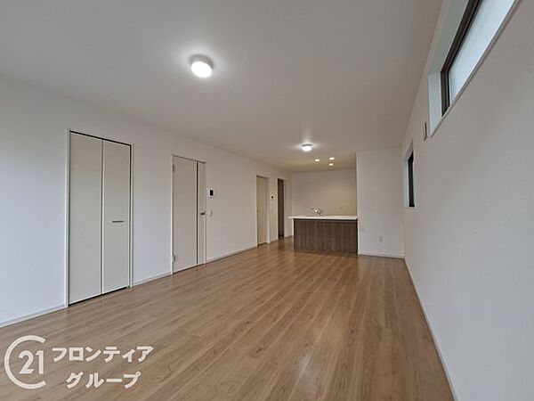 陽光がたっぷりと差し込む明るいリビングは、家族が集う中心の場所です。木のぬくもりを感じるフローリングと開放的な間取りが、心地よい安らぎをもたらし、長く住み続けるほどに愛着が深まる空間となっています