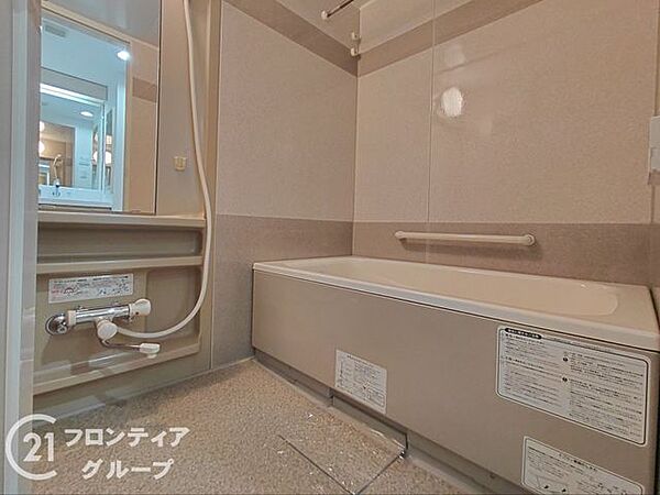 広々としたバスルームで、心地よいリラックスタイムを楽しめます。快適な空間で、日々の疲れを癒す贅沢な時間を提供します。