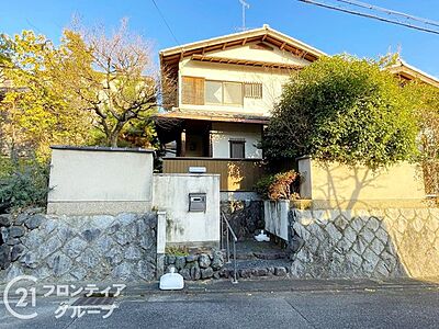 外観:緑豊かな環境に囲まれた外観は、自然との調和を感じさせる心地よい空間です。リラックスできる住環境です。 外観:緑豊かな環境に囲まれた外観は、自然との調和を感じさせる心地よい空間です。リラックスできる住環境です。