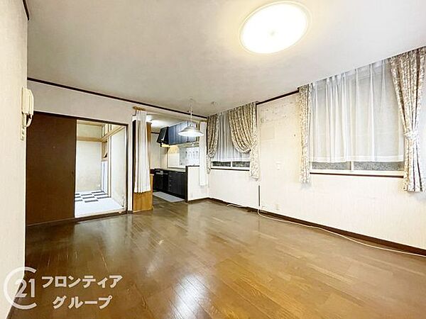リビングは、広々とした空間で、家族や友人との時間を楽しむのにぴったりです。快適な居住空間を提供します。
