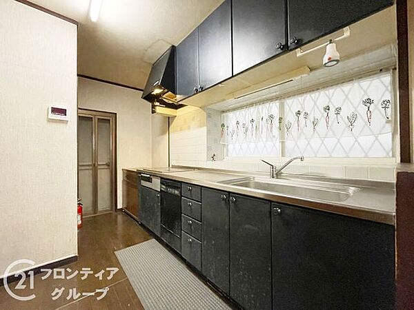 収納が充実しており、キッチン用品をすっきりと整理できる便利な空間です。