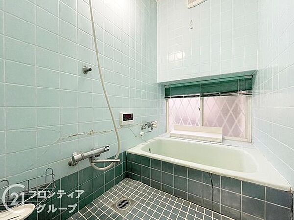 バスタブ付きで、ゆったりとお風呂に浸かり、疲れた体を癒せる贅沢な空間です。窓があるのでこまめに換気ができ、清潔感を保てます。リラックスタイムをより豊かにする素敵な選択です。