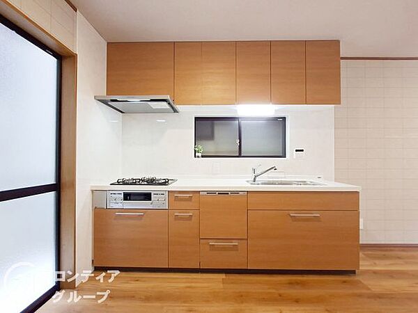木の温もりが感じられるナチュラルな収納とすっきりとしたワークトップが魅力的です！効率的な動線が確保されており、毎日の調理時間が楽しく心地よいひとときに