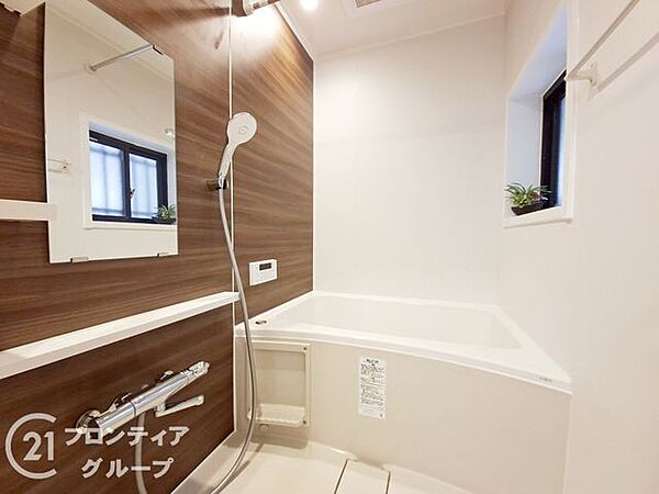清潔感あふれる白い浴槽と明るい照明が心地よいバスルームです！隅々まで手入れが行き届いた美しい空間で、毎日のバスタイムが至福のリフレッシュ時間に