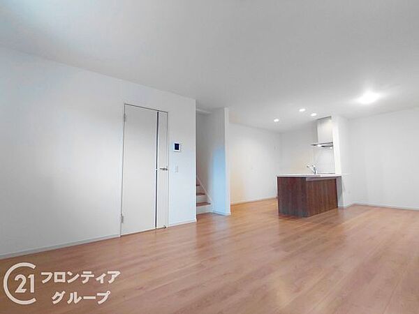 自然光がたっぷりと差し込む明るいリビングは家族が集う中心の場所です。温かみのある床材と開放的な空間設計が、穏やかで心地よい日常を叶えてくれます