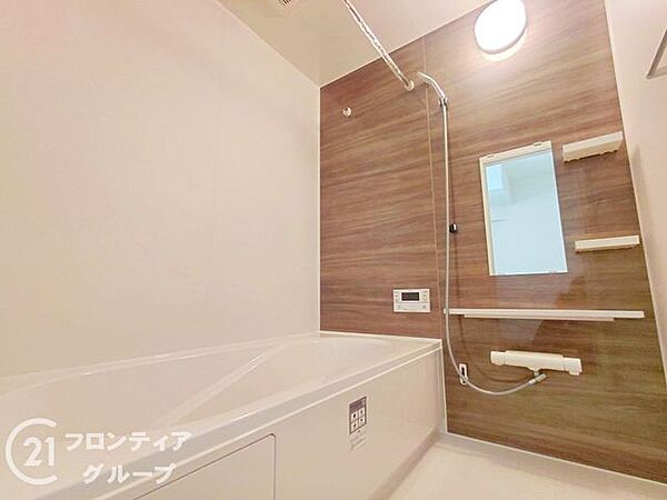 一日の疲れを優雅に癒やす、清潔感に満ちたバスルームです。広々とした浴槽に浸かれば、心も体もリフレッシュできます。優れた断熱性能と速乾性に優れた床材で、冬場でも快適で清潔な空間を保つことができます