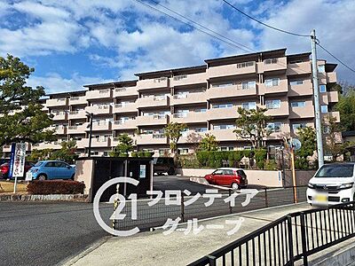 外観:緑が多く落ち着いた雰囲気があり、マンションと周辺の雰囲気が調和されて住み心地が良さそうです。 外観:緑が多く落ち着いた雰囲気があり、マンションと周辺の雰囲気が調和されて住み心地が良さそうです。