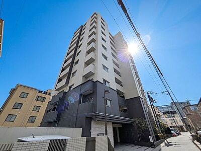 外観:シンプルで洗練されたマンション外観は、住む人のセンスを引き立て、落ち着いた雰囲気を提供します。都会的なデザインが魅力で、住む人に誇りを与える空間です。 外観:シンプルで洗練されたマンション外観は、住む人のセンスを引き立て、落ち着いた雰囲気を提供します。都会的なデザインが魅力で、住む人に誇りを与える空間です。