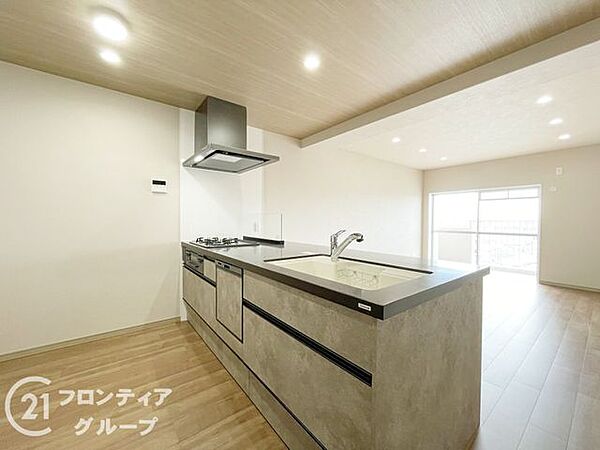 洗練されたデザインと機能性を兼ね備えたハイグレードなキッチンです。広々としたワークトップは使い勝手が良く、リビングを見渡しながら開放感に包まれてお料理を楽しめます
