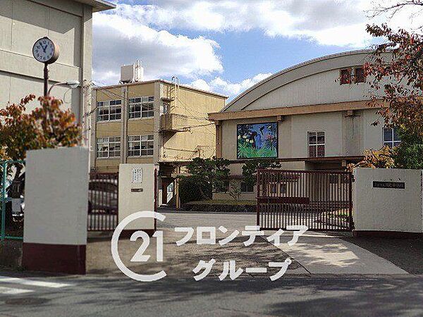 京都市立久世中学校 徒歩6分。 440m