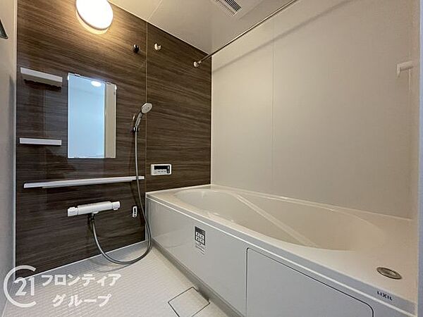 ゆったりと脚を延ばして、1日の疲れを癒せます。浴室乾燥機付きで湿気もこもらず換気もこまめにできます