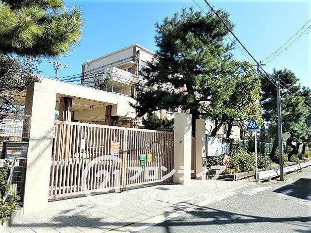 京都市立鏡山小学校 徒歩5分。 390m