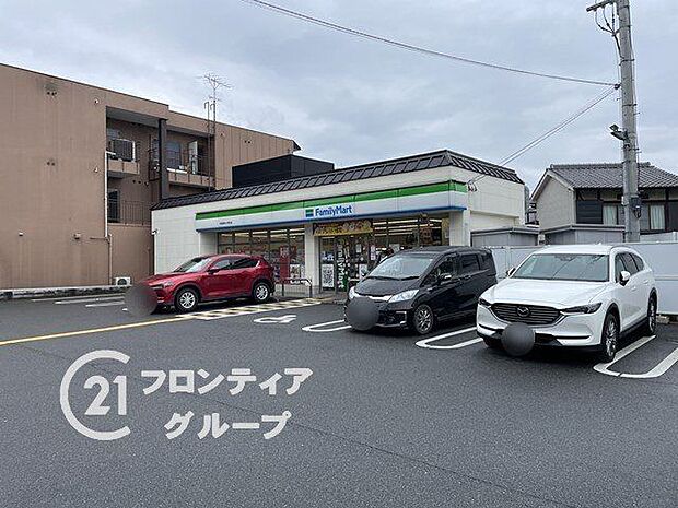 ファミリーマート京都薬科大学前店 徒歩8分。 640m