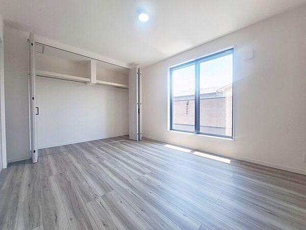 【寝室】クローゼット付きの洋室は、収納スペースが豊富で部屋全体がすっきりと片付きやすいのが特徴です。衣類や荷物を整理しやすく、生活感を抑えた洗練された空間を保てます。