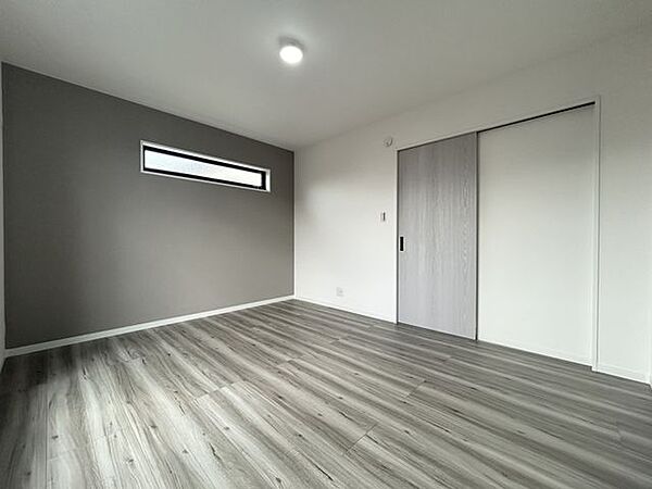 【洋室】自然を想像させるアースカラーを使用した爽やかなデザインは、まるでカフェにいるかのような癒されるデザインです。