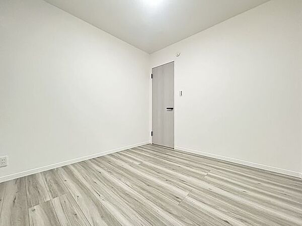 【洋室】ミルキーホワイトなどの淡い色を軸にし、やわらかな雰囲気を持つ安らぐスタイル。