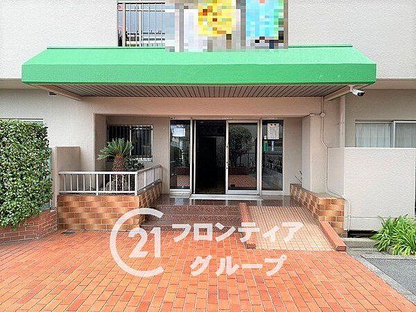 エントランスは、独特の雰囲気があり、歴史を感じさせる趣深い空間で、訪れる人に印象的な体験を提供します！