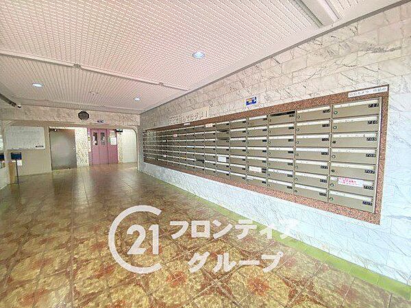 レトロなデザインが魅力のロビーで、日々の暮らしに彩りを添えます