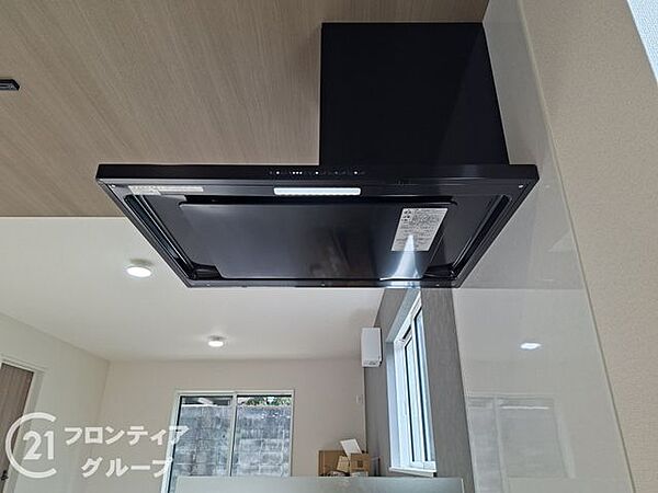 洗練された黒の薄型レンジフードが空間を引き締め、パワフルな吸引力でお料理の際の煙やニオイを素早く吸い込み、リビングまで爽やかな空気を保てるのが魅力で、お手入れのしやすさも優れていますね！