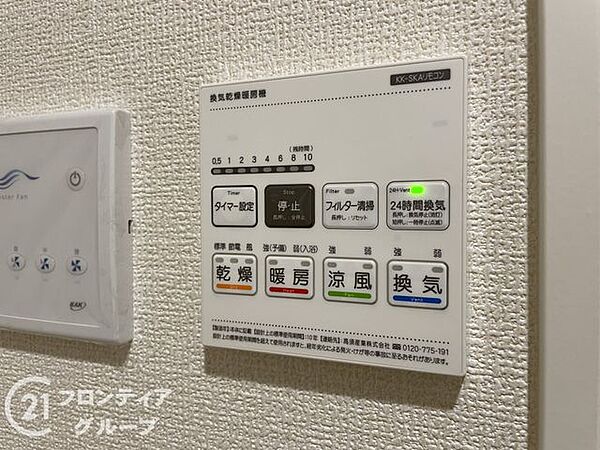 浴室乾燥機と暖房機能を備えた高機能なバスルームです。天候に左右されず洗濯物を乾かせる乾燥機能や、冬場のヒートショック対策に役立つ暖房機能など、日々の暮らしを快適にする設備が整っています