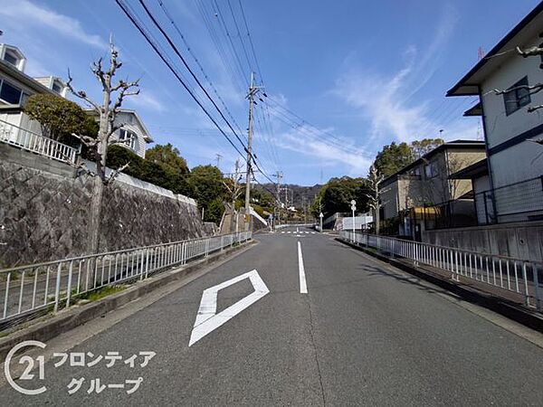 幅員6mの広々とした前面道路が住まいのゆとりと品格を演出します！お向かいとの距離も十分保たれているためプライバシーを守りながら明るい光を取り込めます。運転が苦手な方でも安心のカーライフを！