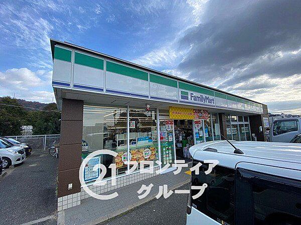 ファミリーマート宇治東インター店 徒歩6分。 450m