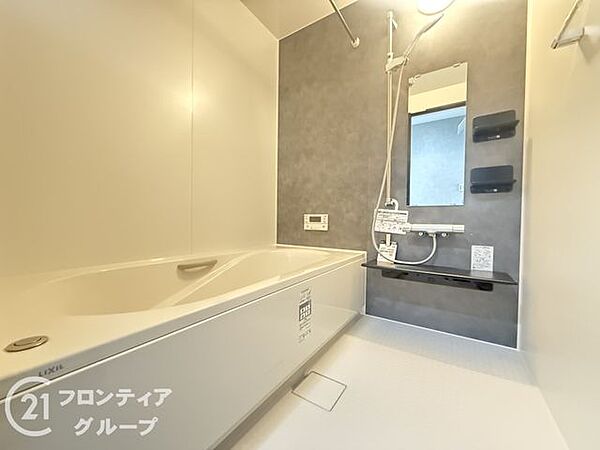 【参考プラン例】ゆったりとくつろげる浴室。明るさと清潔感があり、家族みんなが安心して使えるスペースです。日々のリラックスタイムを心地よく過ごせます。