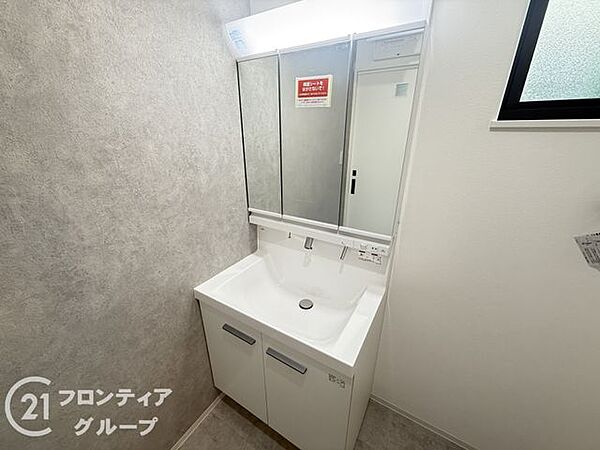 【参考プラン例】使いやすい洗面台で、朝の身支度がスムーズに進みます。収納もあり、日用品をすっきり整理できる快適な空間です。