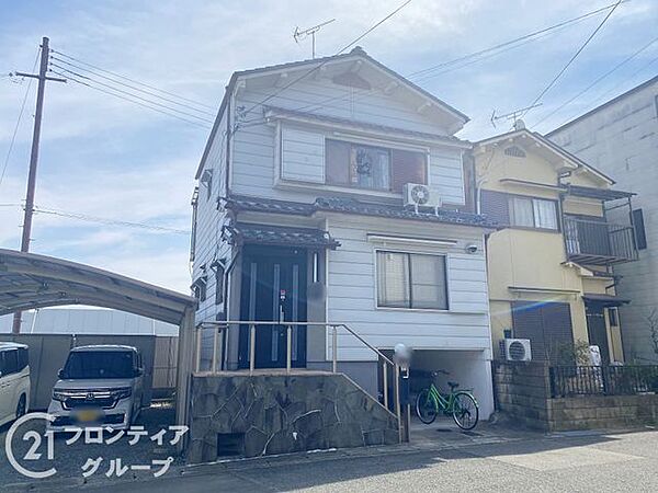 しっかりとした造りの外観は、安心感を与える堅牢なデザインです。長く住み続けられる住まいです。