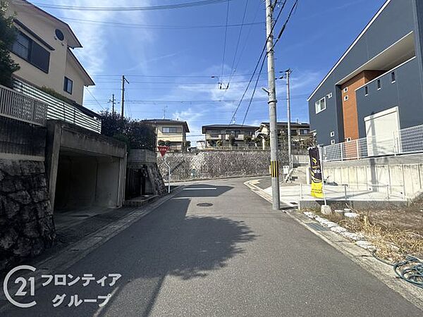 スムーズな入出庫を叶えるゆとりある前面道路！日々の暮らしに安心と利便性を添える広々とした道幅は、住まう人のゆとりあるカーライフをしっかりと支えてくれます！