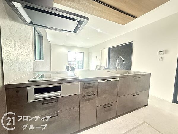 【参考プラン例】家事がしやすい配置で、毎日の料理がスムーズになるキッチンです。収納も使いやすく、家族との会話が自然と生まれる空間に仕上がっています。
