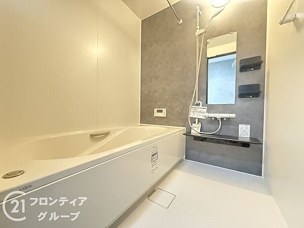 【参考プラン例】ゆったりとくつろげる浴室。明るさと清潔感があり、家族みんなが安心して使えるスペースです。日々のリラックスタイムを心地よく過ごせます。