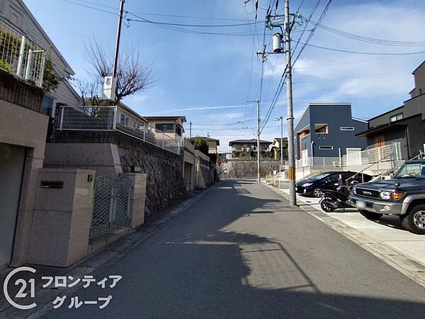 落ち着いた住宅街に位置しており、前面道路の交通量も少ないため小さなお子様がいるご家庭でも安心です。静かな環境で、日々の暮らしに安らぎとゆとりをもたらしてくれる住まいが誕生します