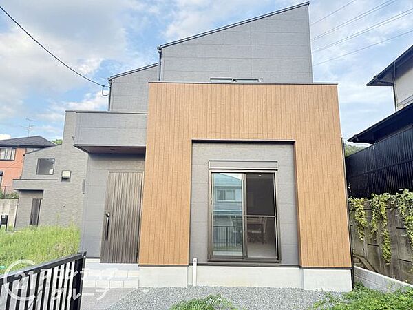 【参考プラン例】周囲は閑静な住宅街で、静かな暮らしをお望みの方にぴったりの場所です。安全で快適な居住空間が広がります。