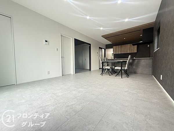 【参考プラン例】家族が自然と集まる心地よいリビング。明るさと広さを感じられる空間で、日々の暮らしがより豊かに過ごせます。