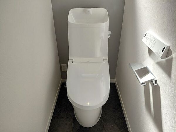 【トイレ】トイレは温水洗浄付き便器です。壁紙の色、窓の配置等、一邸一邸のこだわりをぜひ現地でご覧ください。