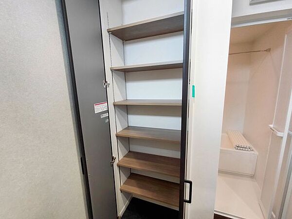 【リネン収納】タオルやパジャマ、洗剤などをまとめて収納することで、洗面室がすっきりと片付きます。また、他の部屋から荷物を持ってくる手間が減り、生活動線がスムーズになります。