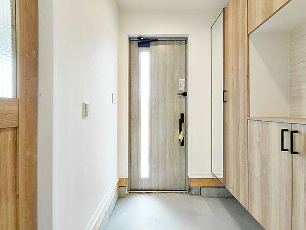 【玄関】広々としたスペースがあり、収納も充実しているため、靴やコートをすっきりと片付けられます。