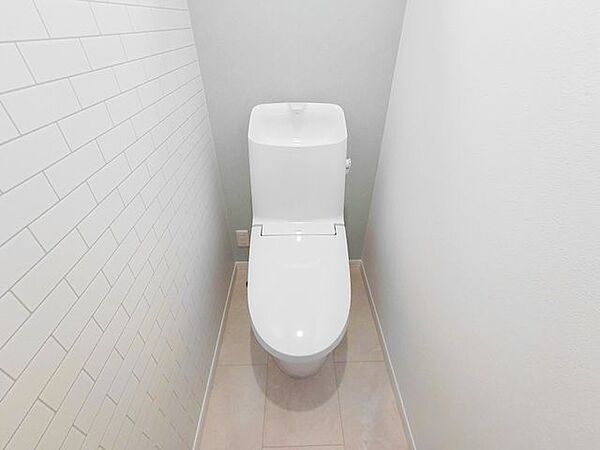 【トイレ】温水洗浄付きのトイレは、清潔で快適な使用感を提供し、毎日の生活をより便利で心地よくします。リラックスできる空間を作り出します