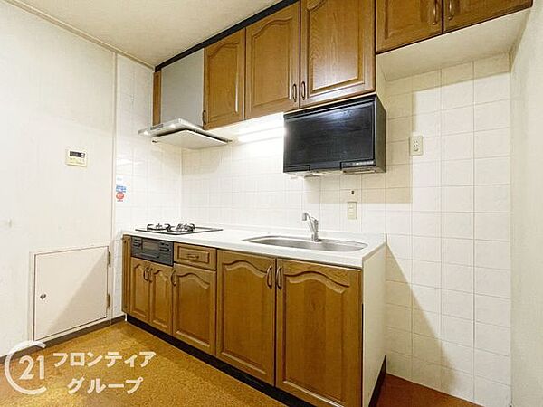 収納が充実した吊戸棚付きのキッチンは、調理器具もたっぷり収納できます