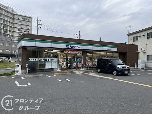 ファミリーマート宇治中川原店 徒歩6分。 430m