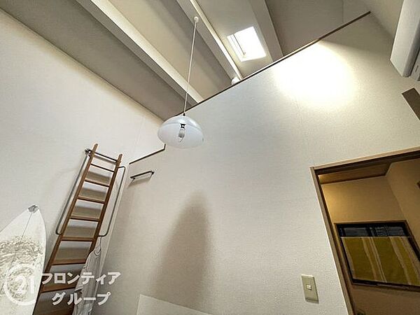 お洋服だけでなくお子様の玩具なども片づける事ができる大容量の収納スペースです。