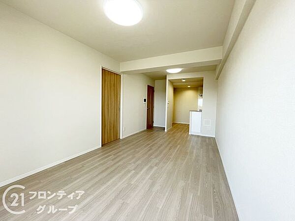 バルコニーに面した広々とした窓のあるリビングです。日中はお部屋全体に明るい光が差し込みます。