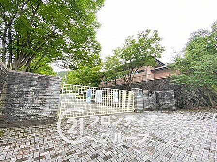 京都市立大枝中学校 徒歩14分。 1120m